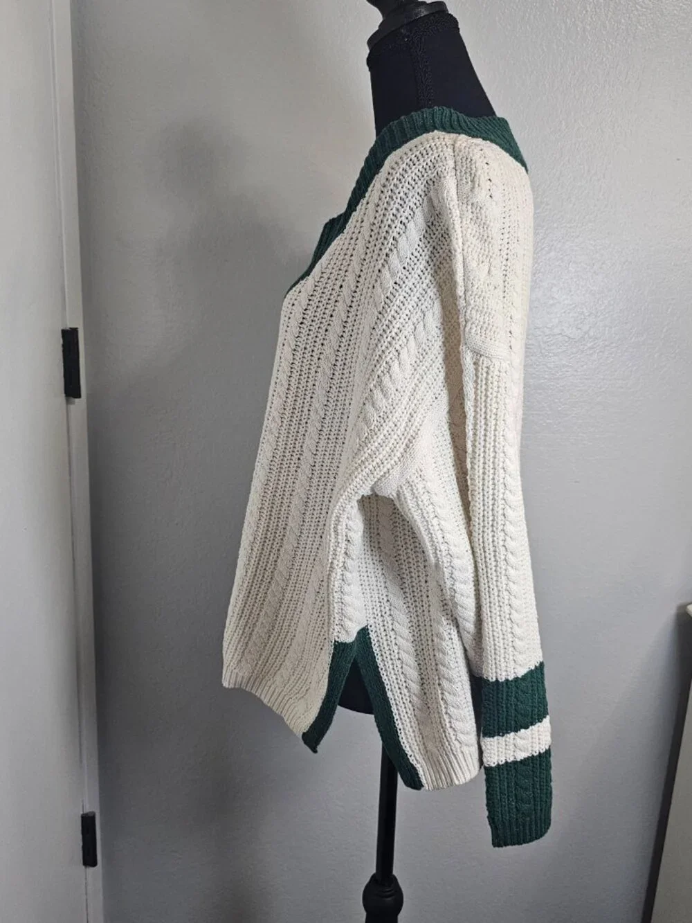 NEW Forever21 Cable Knit V-neck White and Green Oversized Sweater - Size Medium - Picture 4 of 7
